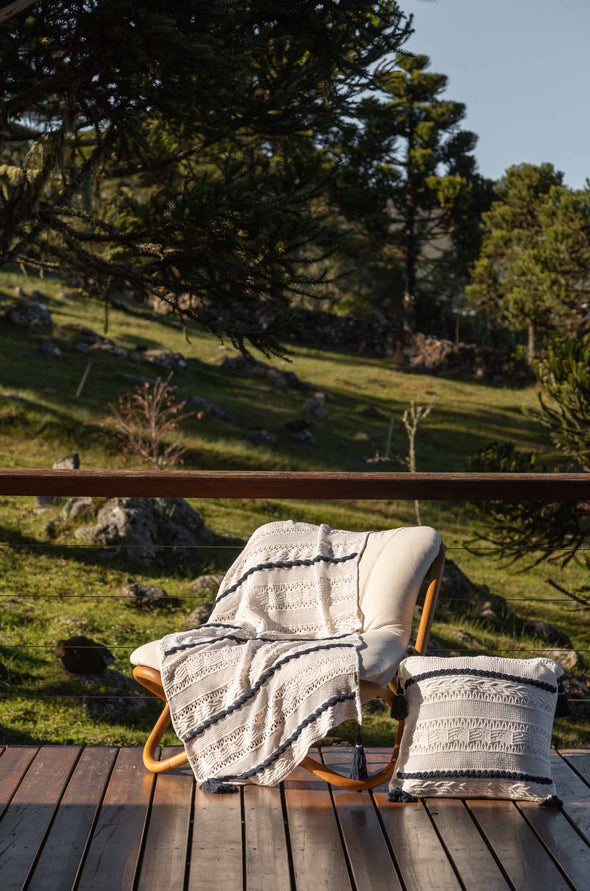 Nova Friburgo Throw - Natural / Mocha Detail