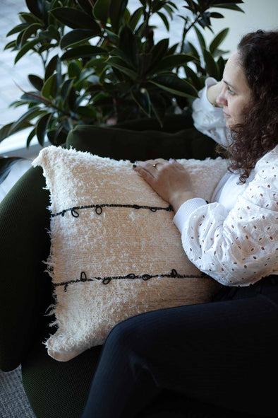 Carinho Cushion - Natural / Black Leather