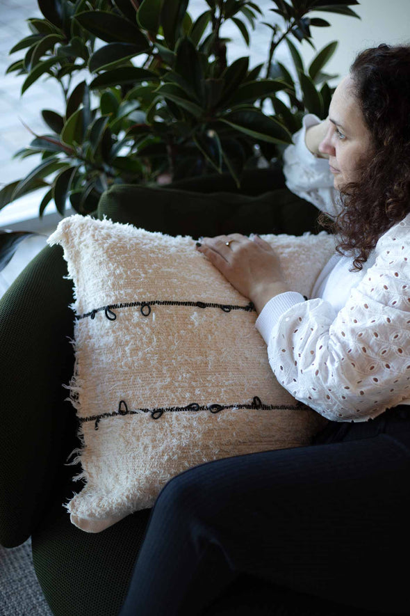 Carinho Cushion - Natural / Black Leather