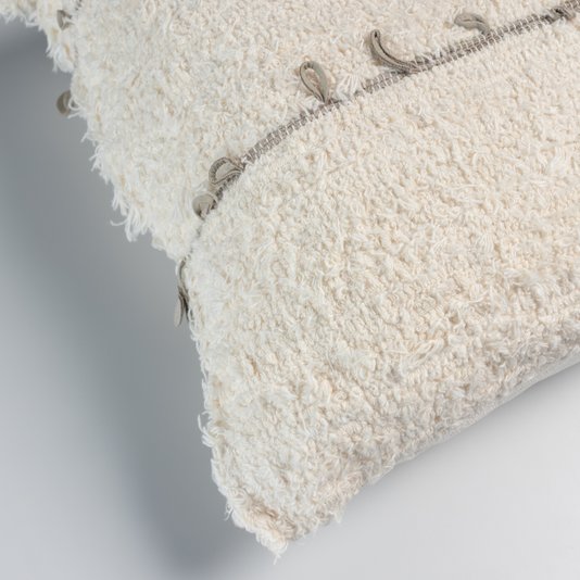 Carinho Cushion - Natural / Black Leather